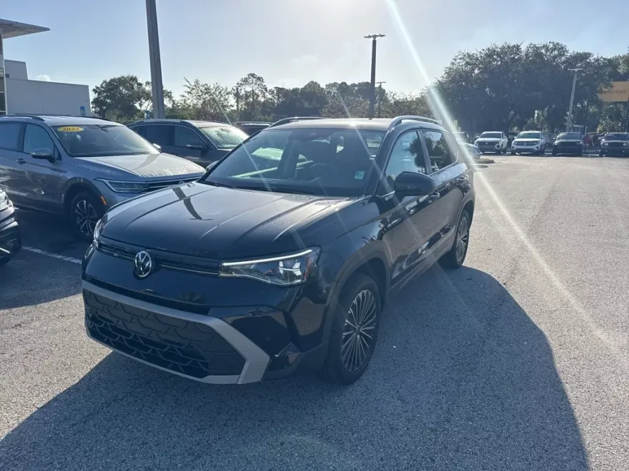 2025 Volkswagen Taos SE photo 1