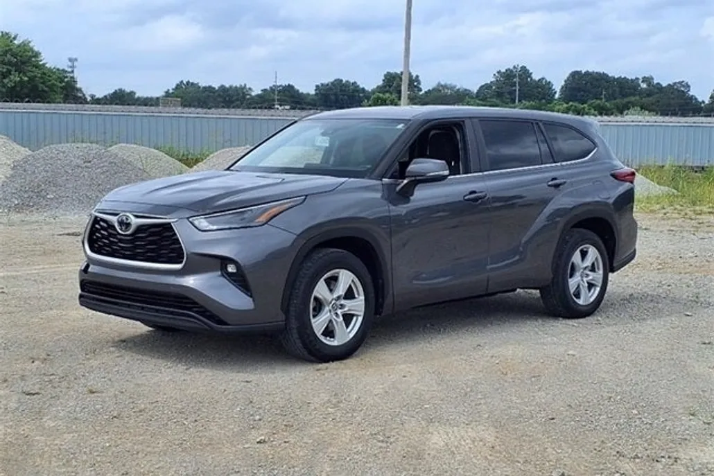 2023 Toyota Highlander LE photo 1
