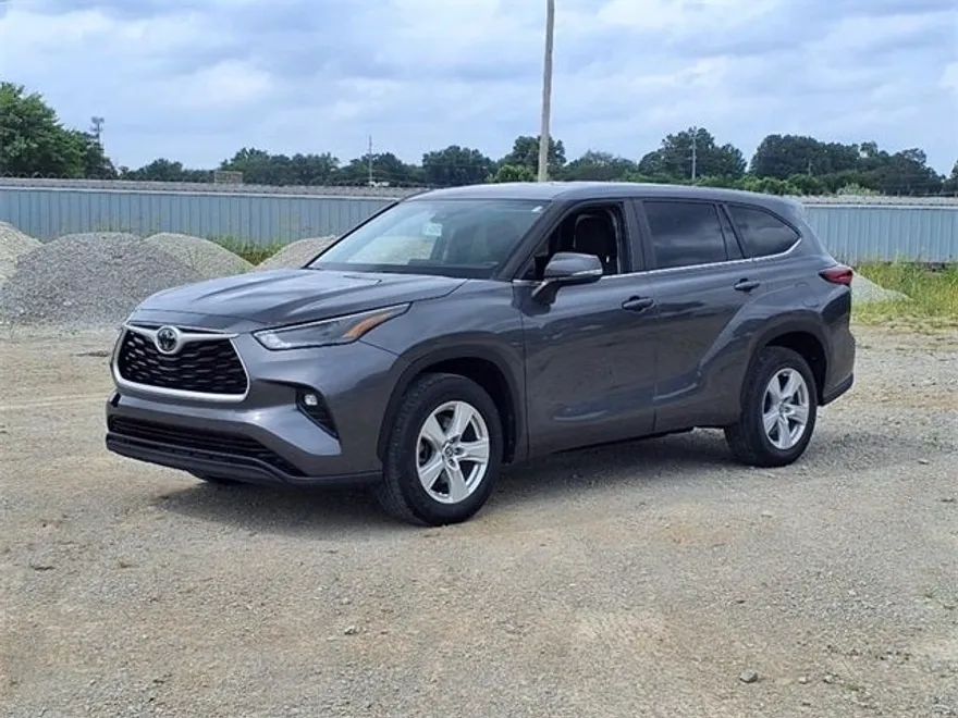 2023 Toyota Highlander LE photo 1
