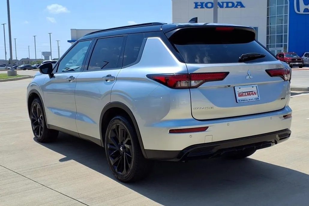 2024 Mitsubishi Outlander SEL photo 1