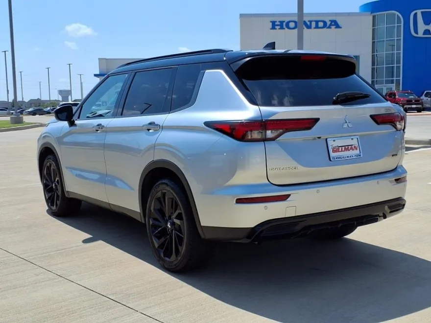2024 Mitsubishi Outlander SEL photo 1