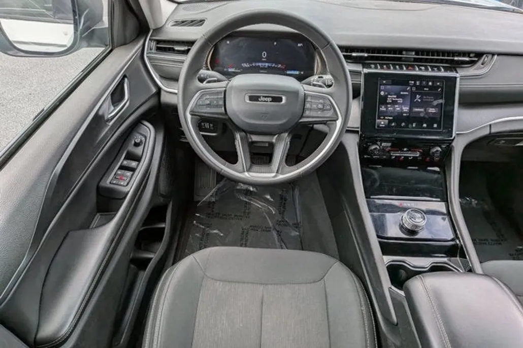 2023 Jeep Grand Cherokee Laredo photo 1