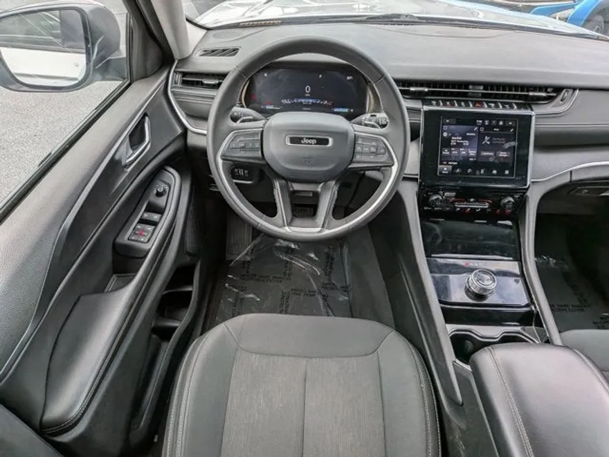 2023 Jeep Grand Cherokee Laredo photo 1