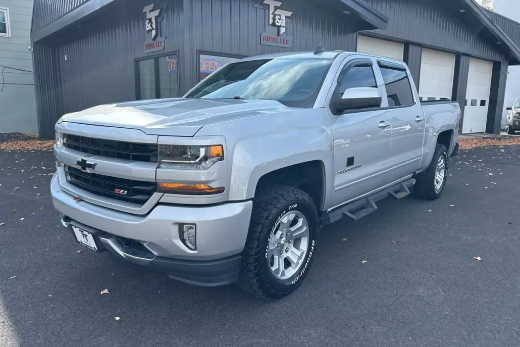 2017 Chevrolet Silverado 1500 LT photo 1