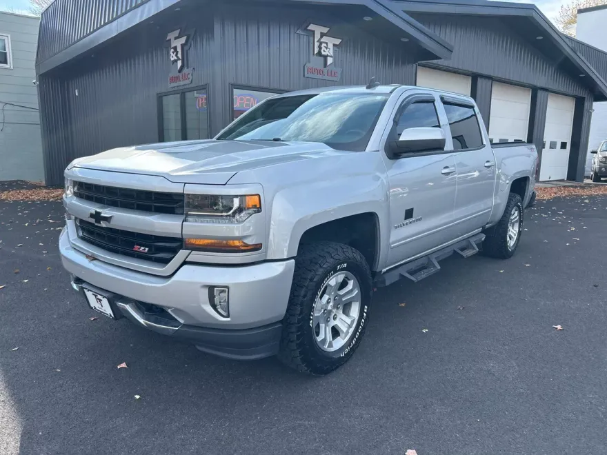 2017 Chevrolet Silverado 1500 LT photo 1