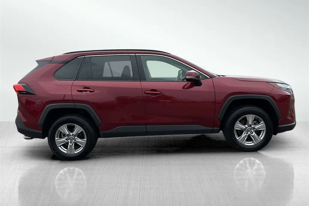 2023 Toyota RAV4 XLE photo 1
