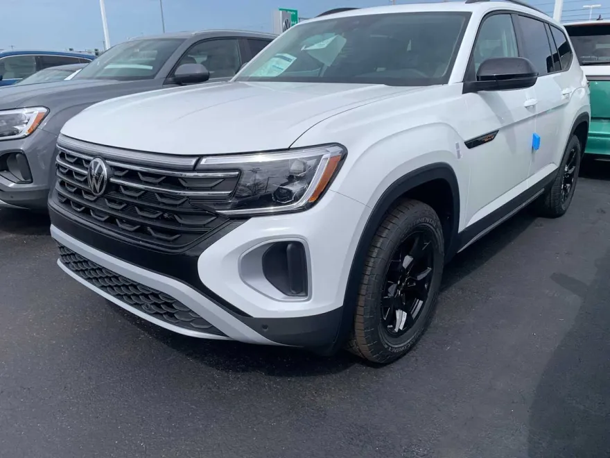 2025 Volkswagen Atlas Peak Edition SE photo 1