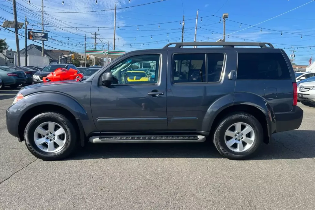 2010 Nissan Pathfinder SE photo 1