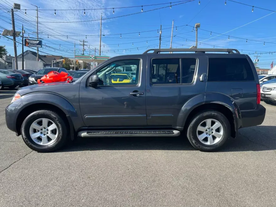 2010 Nissan Pathfinder SE photo 1