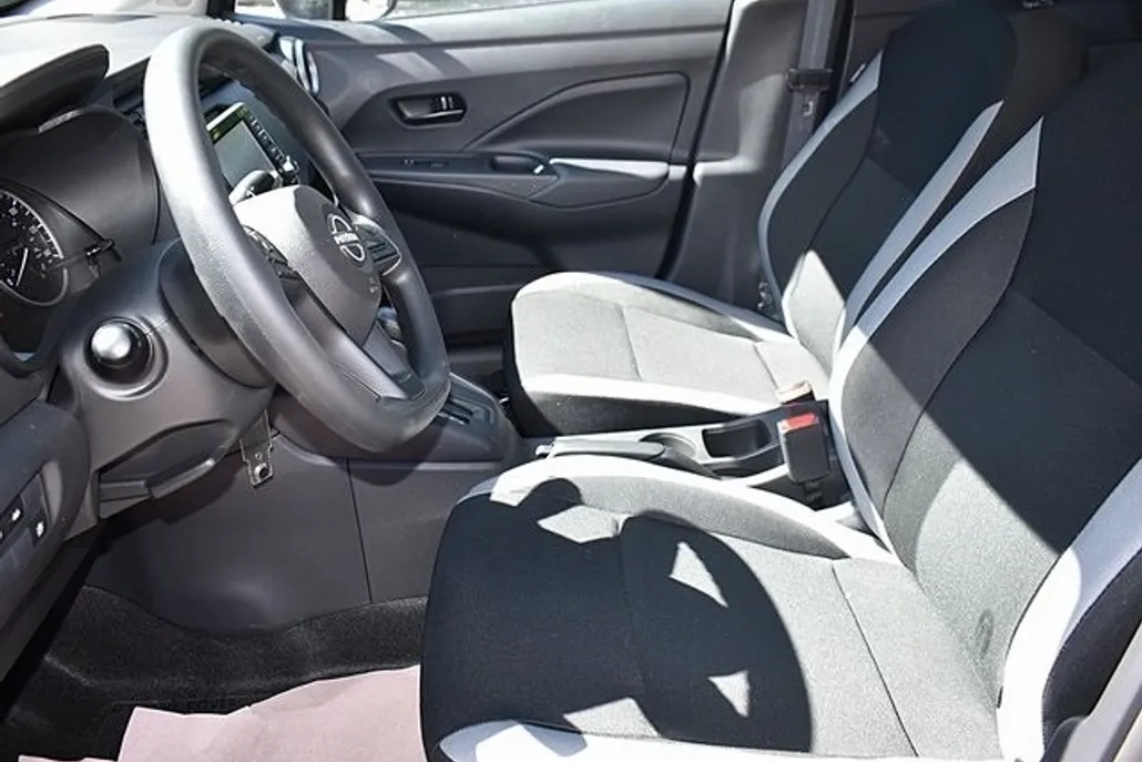2025 Nissan Versa 1.6 S photo 1