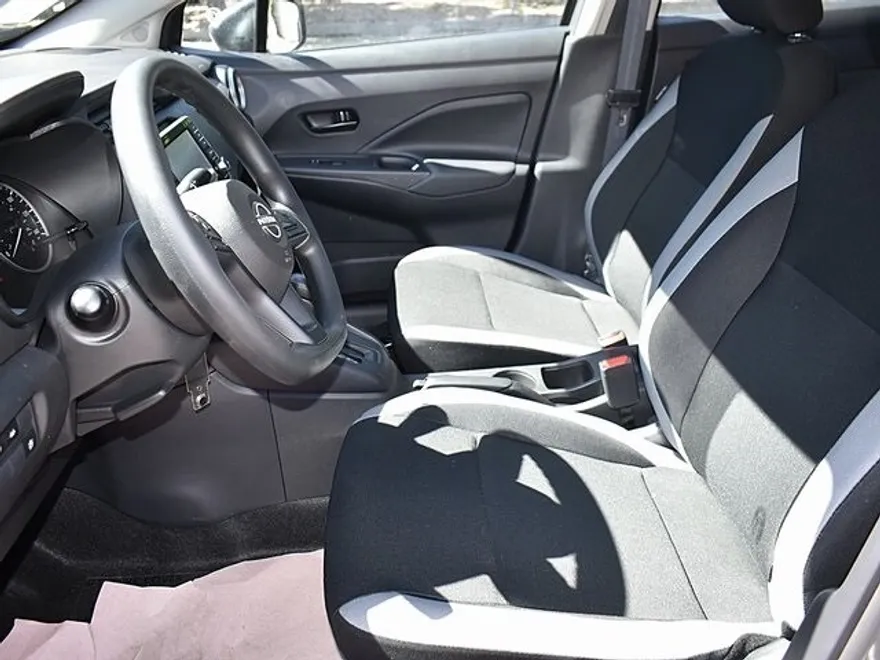 2025 Nissan Versa 1.6 S photo 1