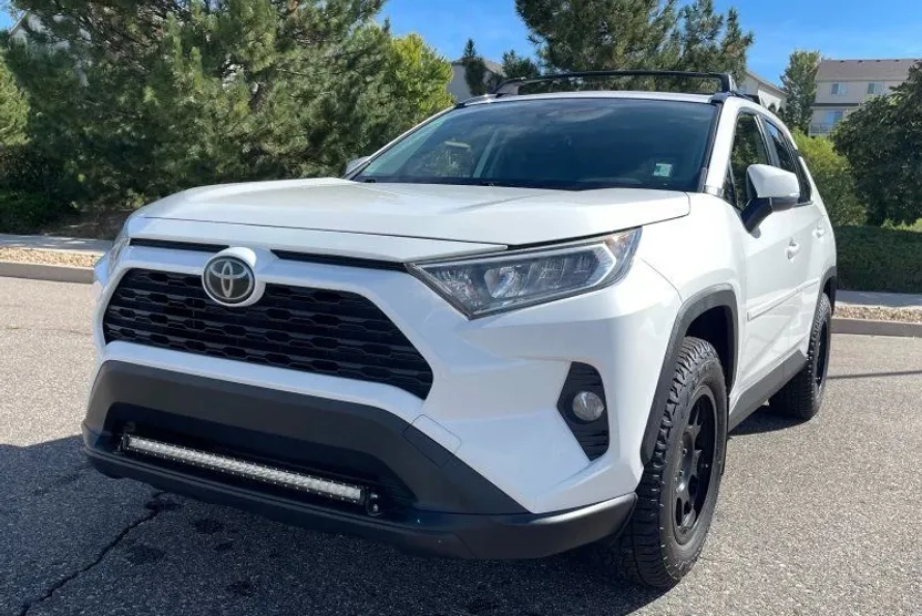 2019 Toyota RAV4 XLE photo 1