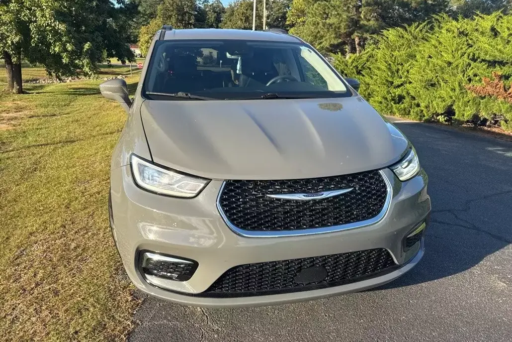 2022 Chrysler Pacifica Touring L photo 1
