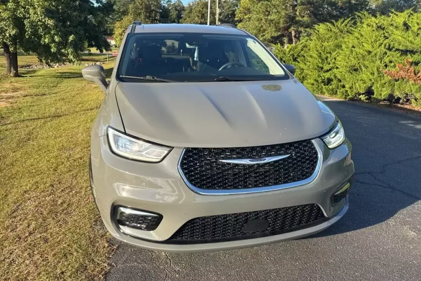 2022 Chrysler Pacifica Touring L photo 1