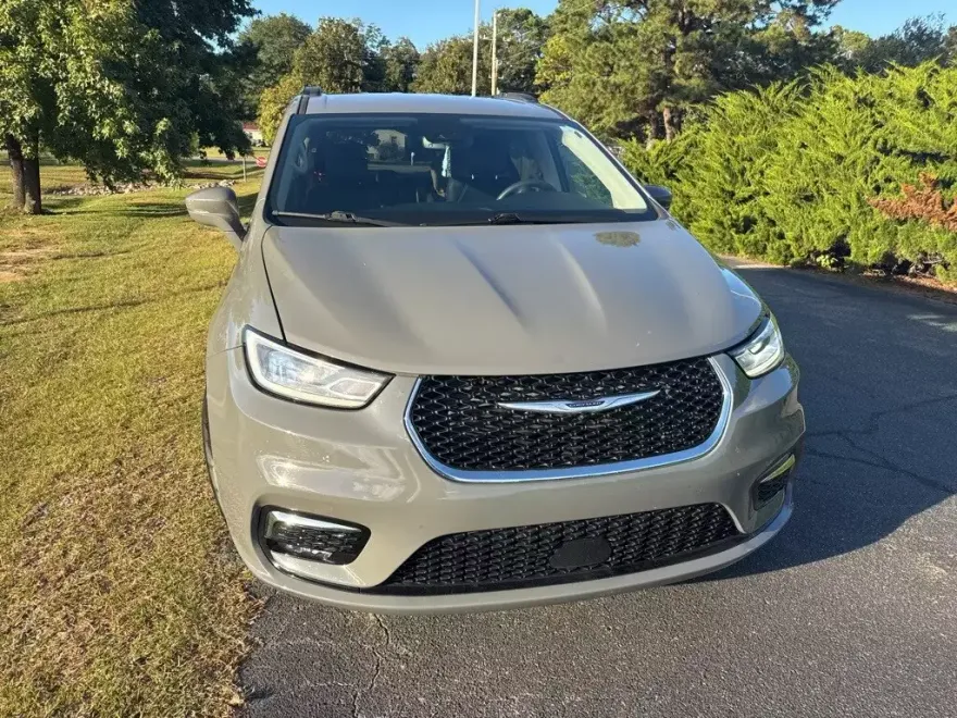 2022 Chrysler Pacifica Touring L photo 1