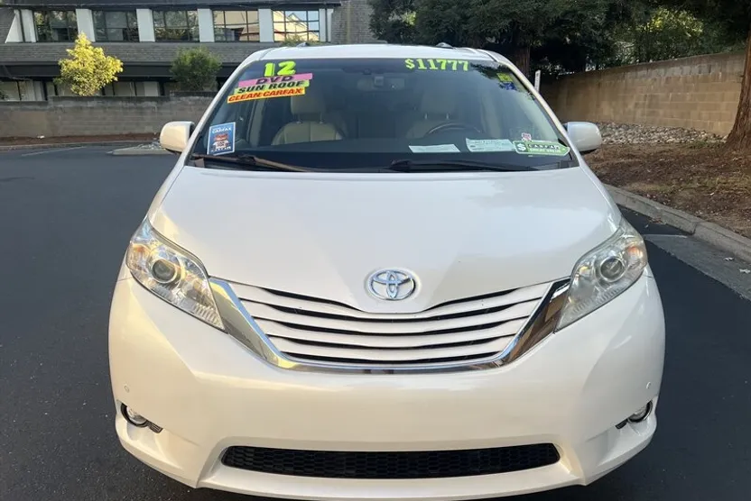 2012 Toyota Sienna XLE photo 1
