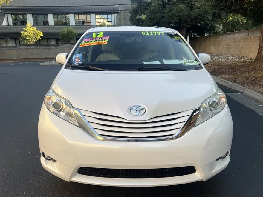 2012 Toyota Sienna XLE photo 1