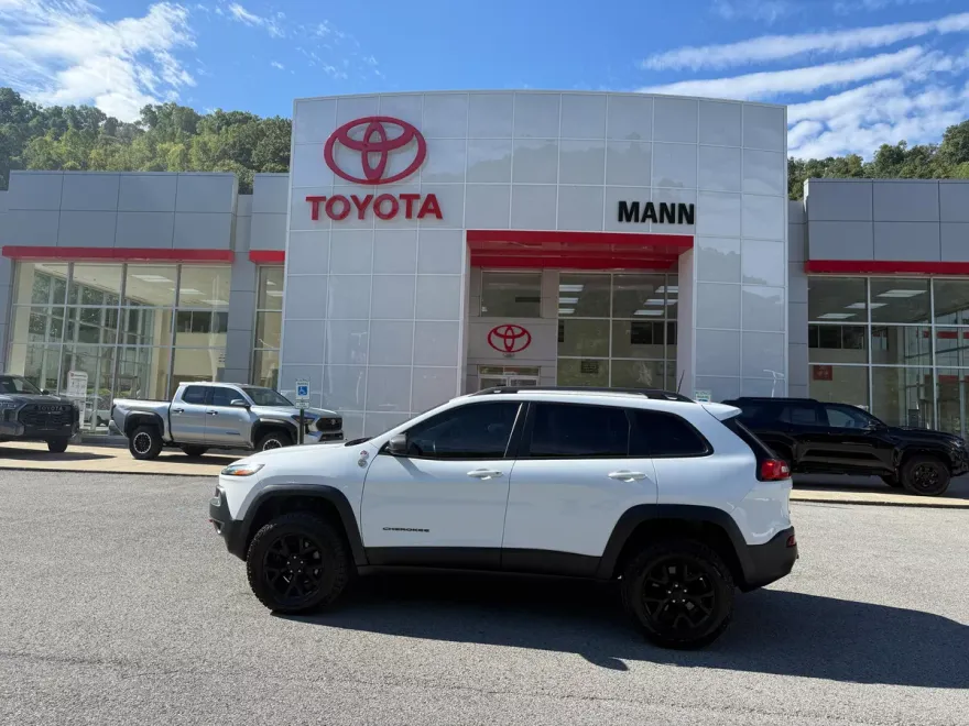 2017 Jeep Cherokee Trailhawk photo 1