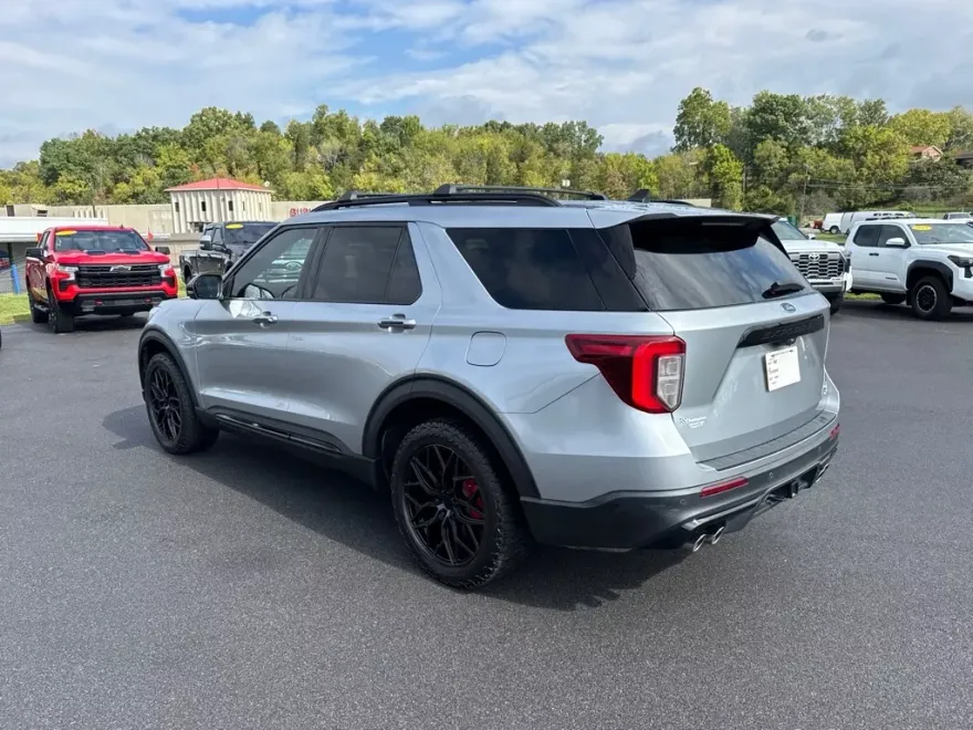 2022 Ford Explorer ST photo 1