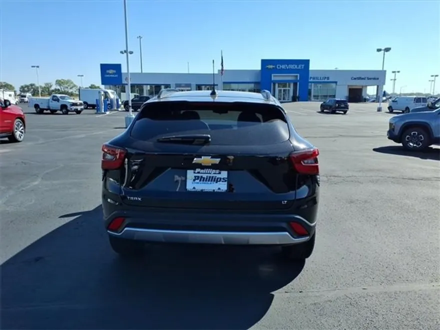 2025 Chevrolet Trax LT photo 1