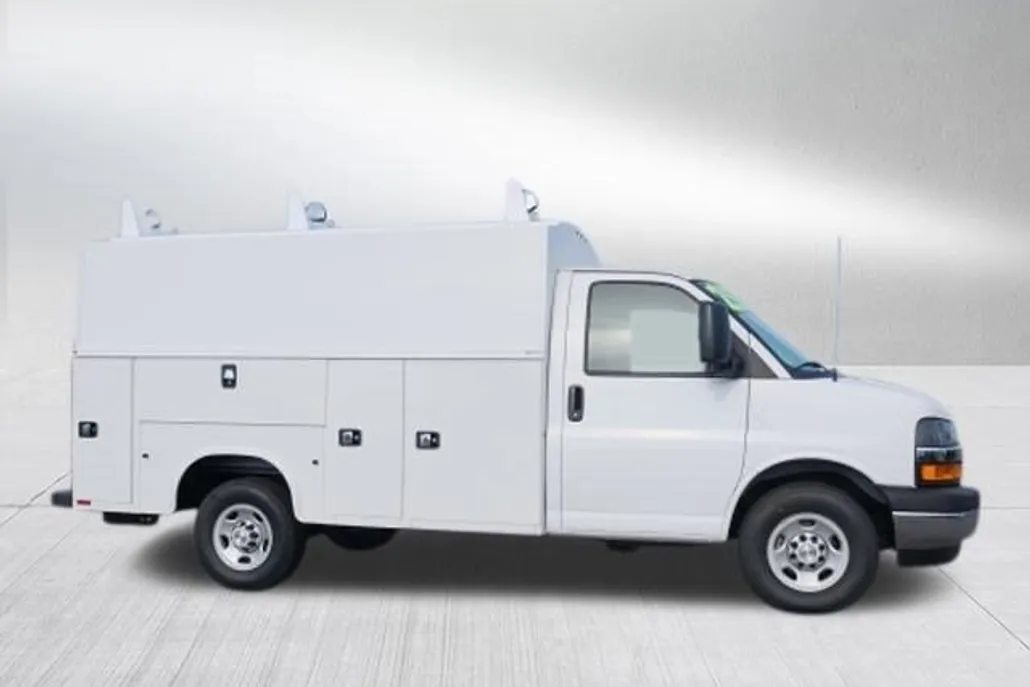 2025 Chevrolet Express Cutaway 3500 photo 1