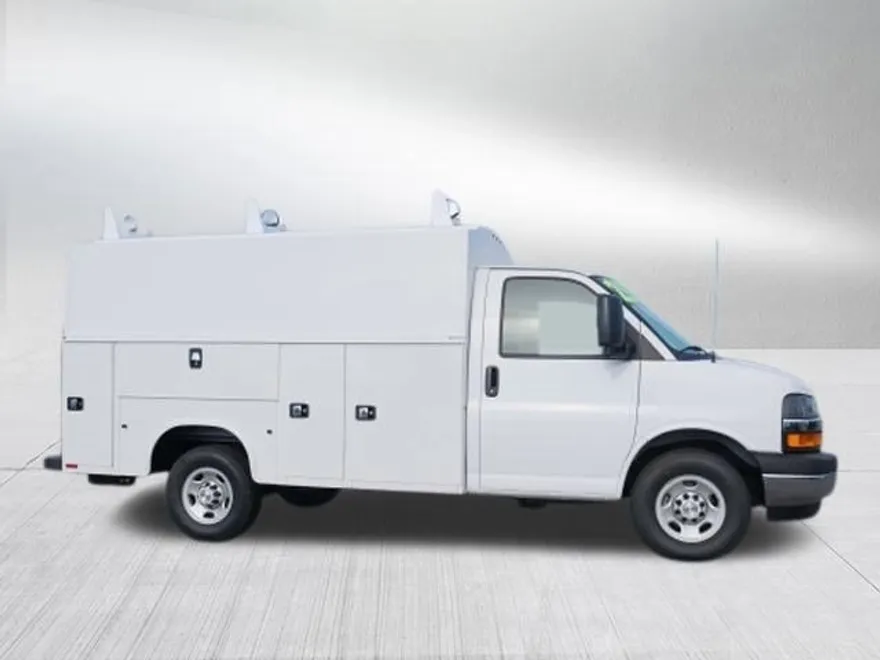 2025 Chevrolet Express Cutaway 3500 photo 1