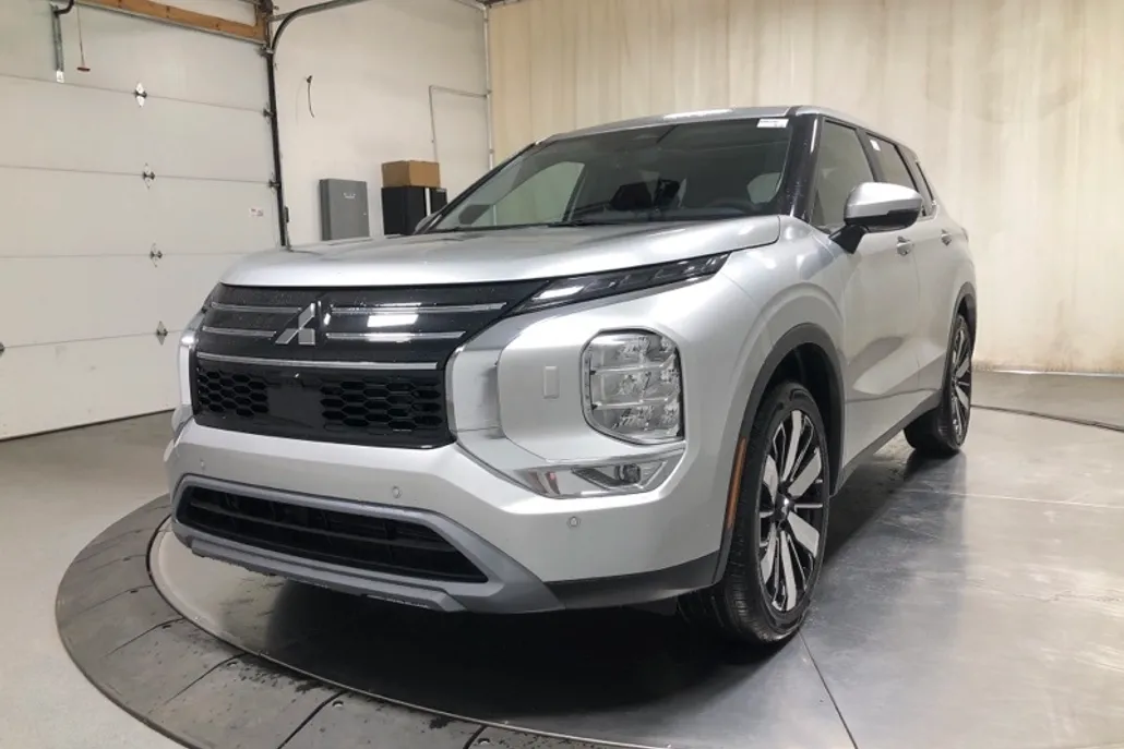 2025 Mitsubishi Outlander SE photo 1