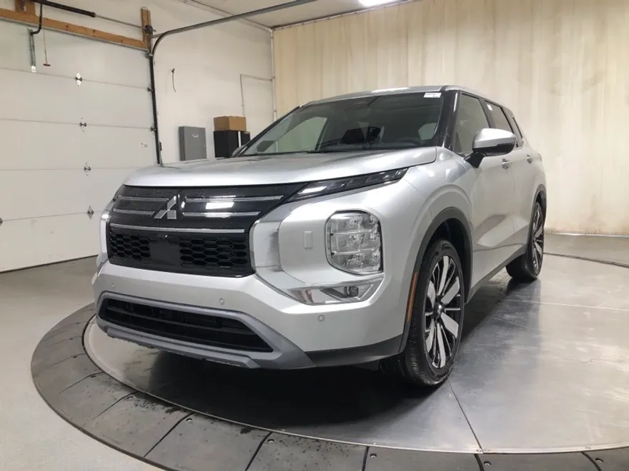 2025 Mitsubishi Outlander SE photo 1