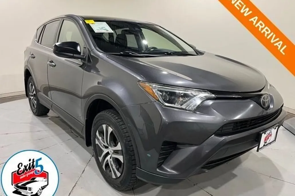 2018 Toyota RAV4 LE photo 1