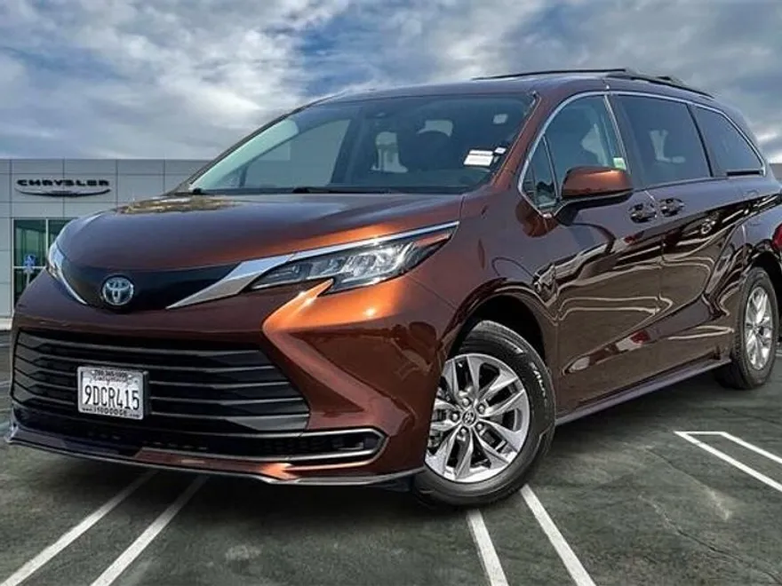 2022 Toyota Sienna LE Hybrid photo 1