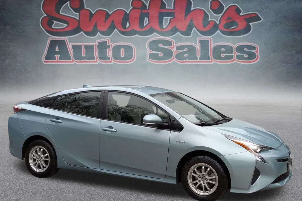 2018 Toyota Prius Three photo 1