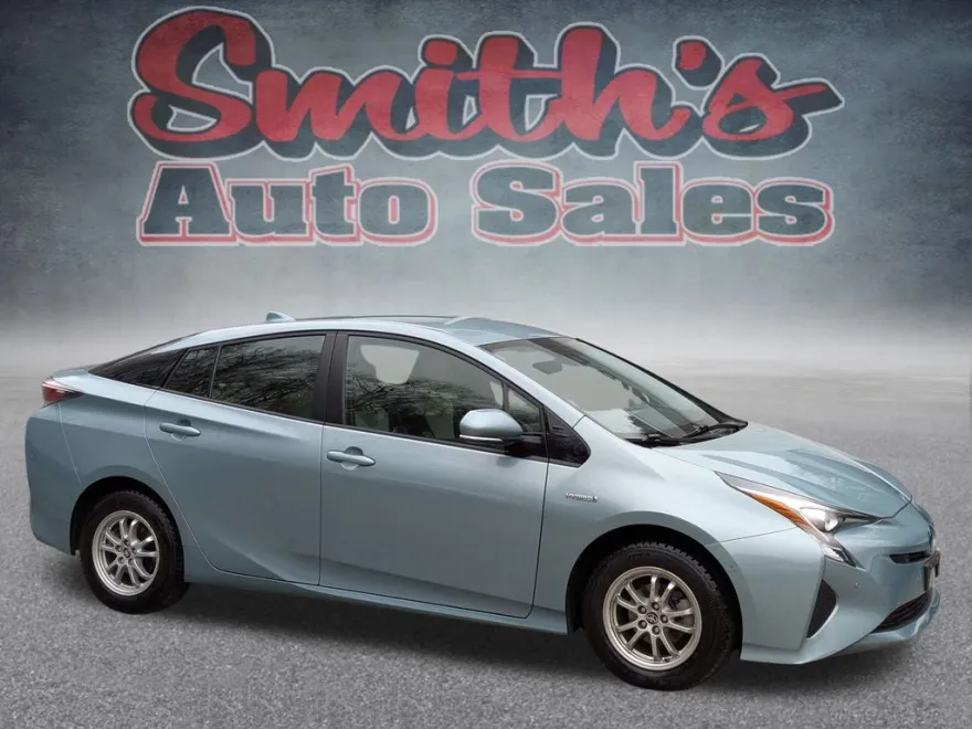 2018 Toyota Prius Three photo 1