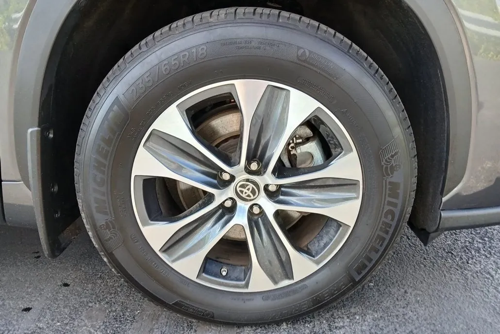 2024 Toyota Highlander XLE photo 1