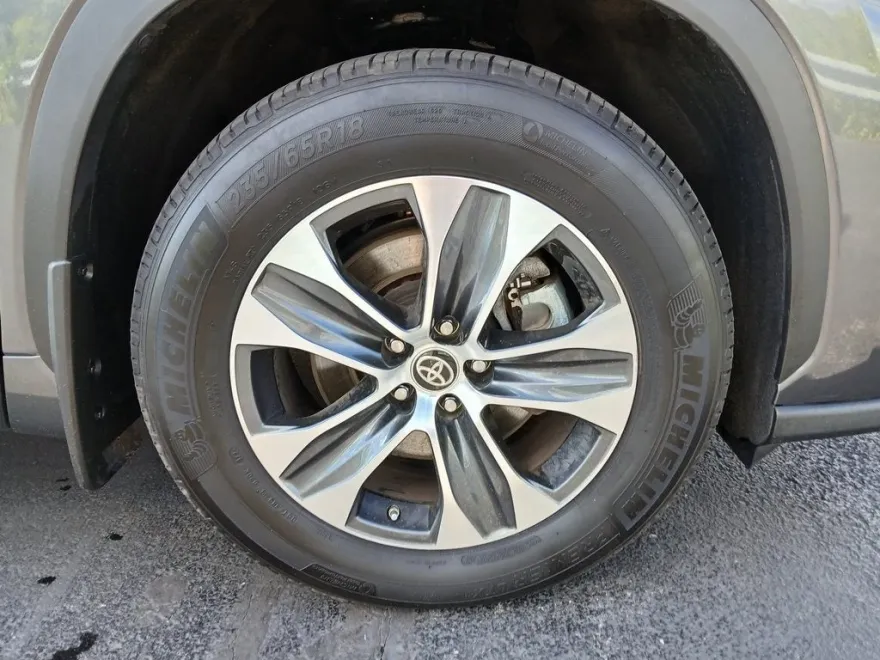 2024 Toyota Highlander XLE photo 1