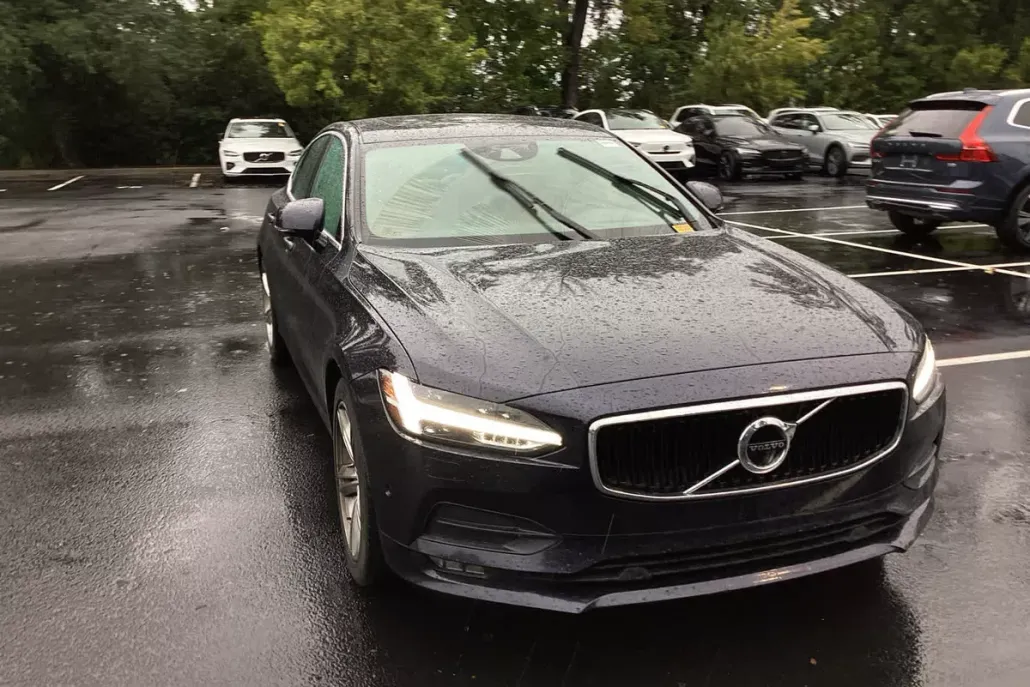 2017 Volvo S90 Momentum photo 1