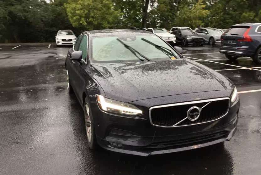 2017 Volvo S90 Momentum photo 1