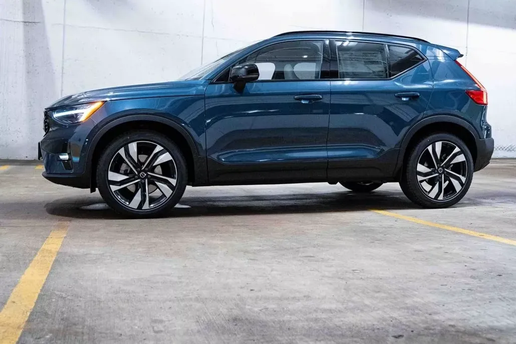2026 Volvo XC40 photo 1