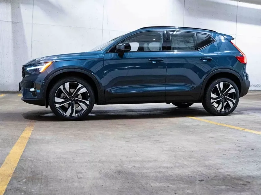 2026 Volvo XC40 photo 1