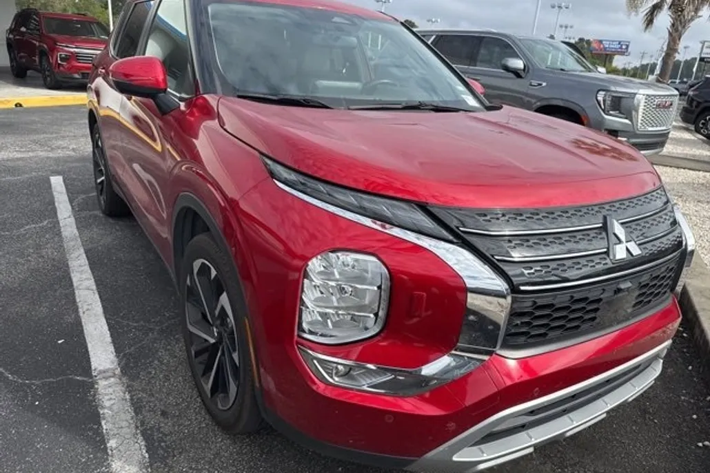 2024 Mitsubishi Outlander SE photo 1