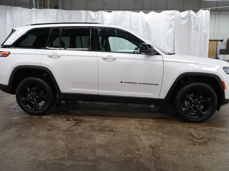 2023 Jeep Grand Cherokee Altitude photo 1