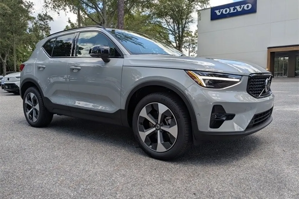 2026 Volvo XC40 Plus photo 1