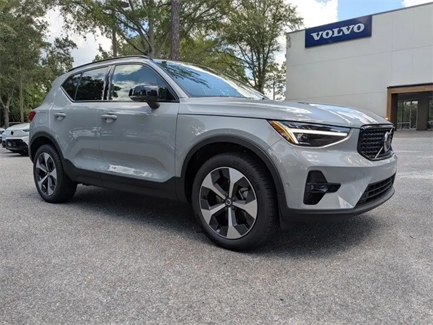 2026 Volvo XC40 Plus photo 1