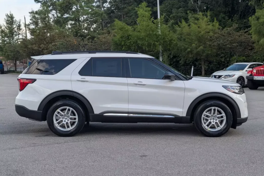 2025 Ford Explorer photo 1