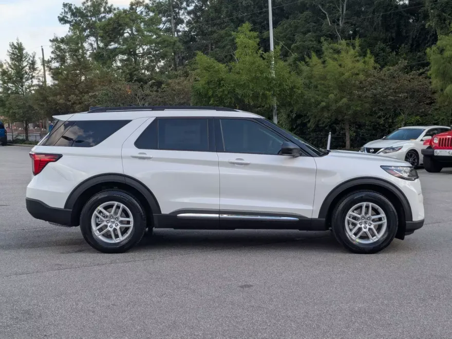 2025 Ford Explorer photo 1