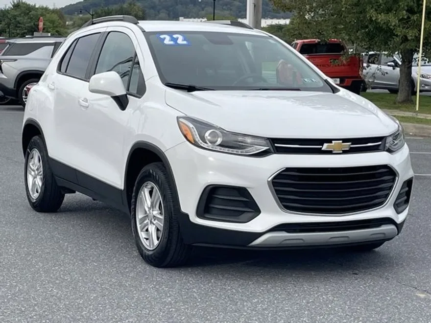 2022 Chevrolet Trax LT photo 1
