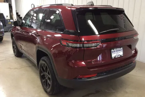 2024 Jeep Grand Cherokee Altitude photo 3
