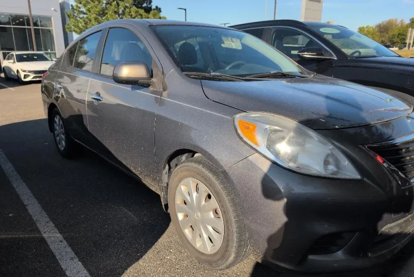 2012 Nissan Versa SV photo 1