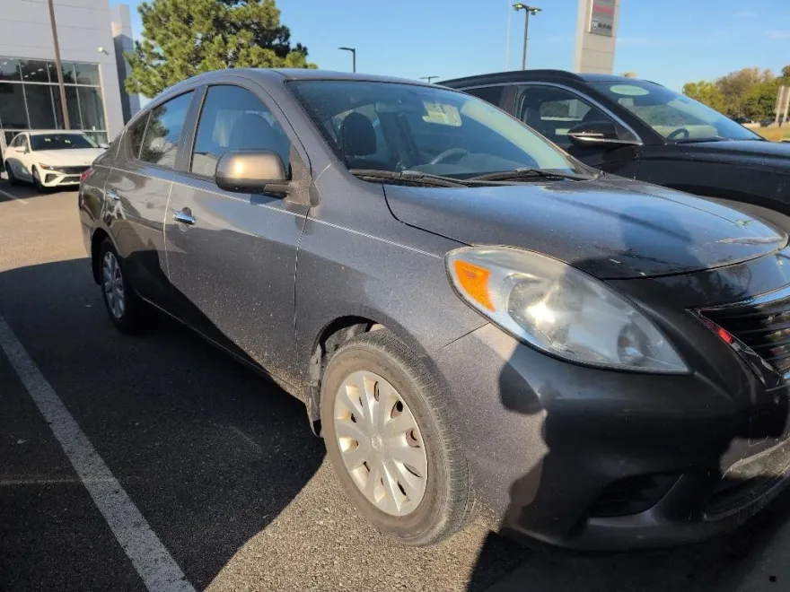 2012 Nissan Versa SV photo 1