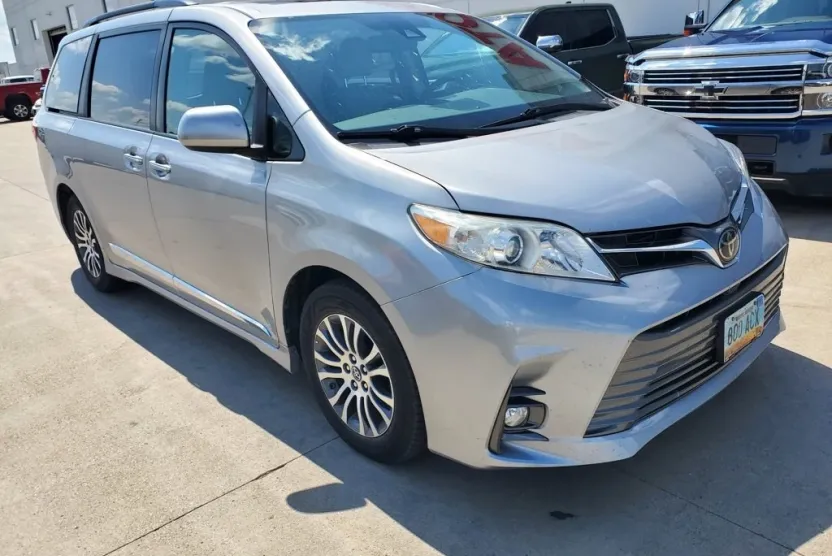2018 Toyota Sienna XLE Premium photo 1