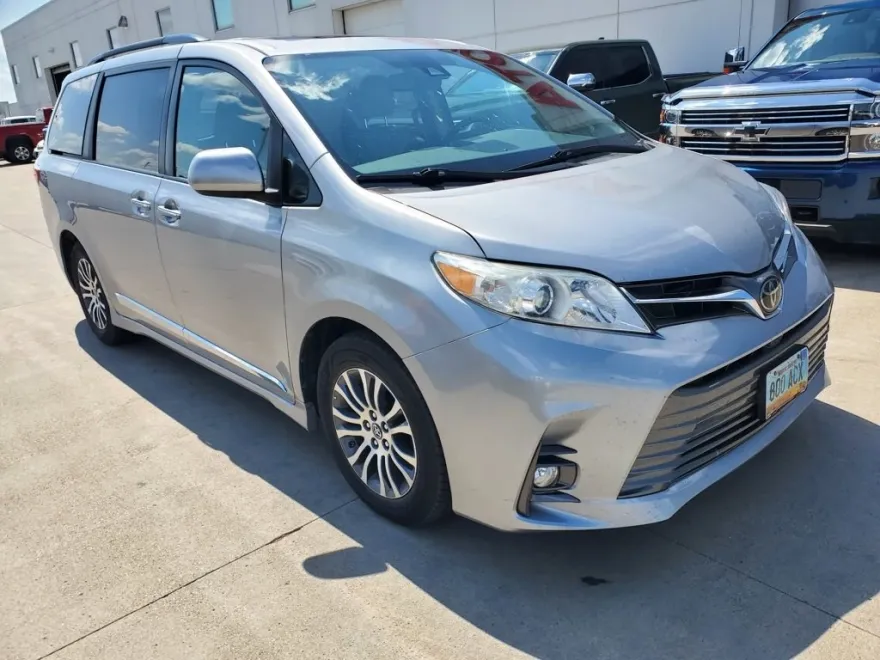 2018 Toyota Sienna XLE Premium photo 1